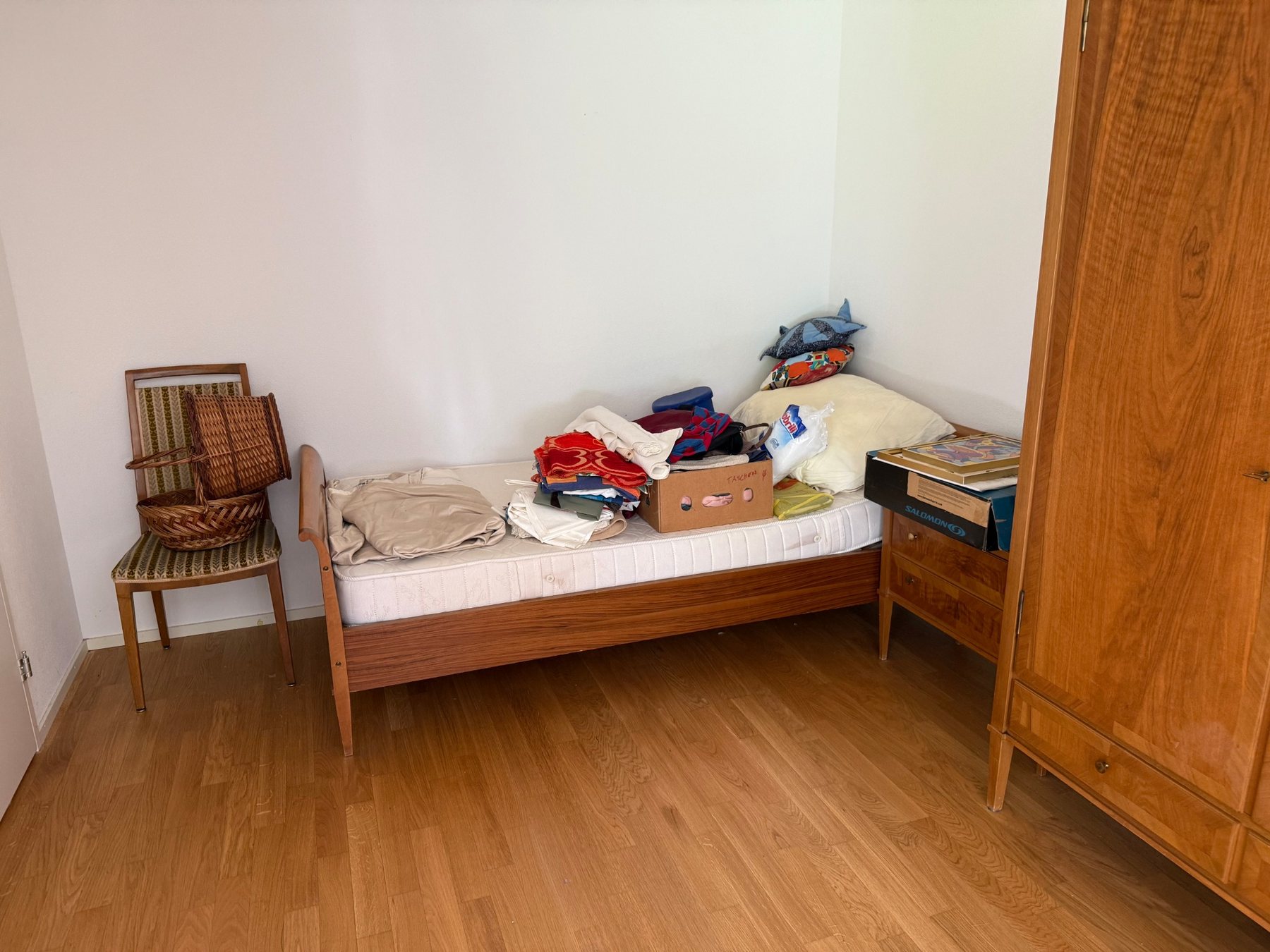 Schlafzimmer mit Bett und Hausrat vor einer Räumung in Luzern